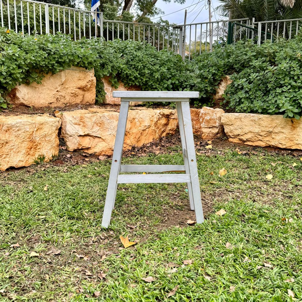 White High Stool for rent – GuestLine | Rentlyz