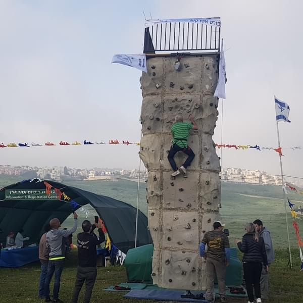 6-Meter Hydraulic Climbing Wall for rent – Sport Attraction | Rentlyz