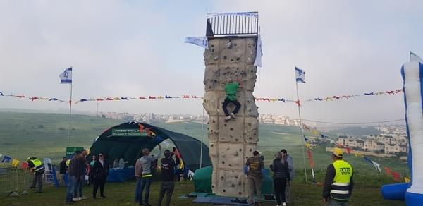 6-Meter Hydraulic Climbing Wall with Optional Add-On for rent – Sport Attraction | Rentlyz