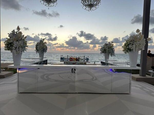 Straight Bar 18 m Running - Black Top Mirror Cladding for rent – Sugoy Design | Rentlyz