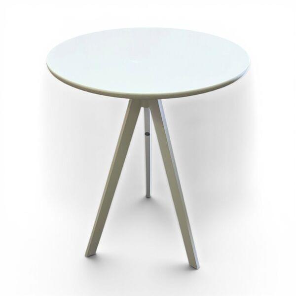 Bar table, 3-legged, white top and legs for rent – Mr-Mor | Rentlyz
