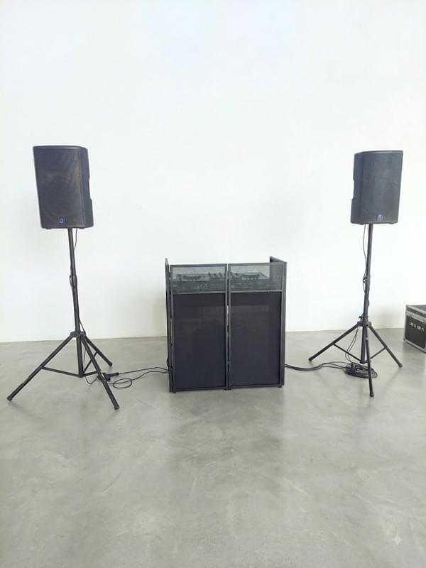 Party set for up to 100 people: DJ booth + sound + lighting for rent – Lior & Sound | Rentlyz